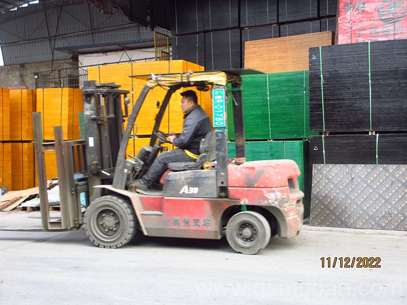 **發(fā)30車建筑模板，怪獸木業(yè)勁爆的**